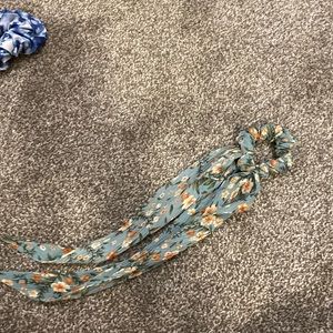 Loose Tie Claire’s scrunchie floral